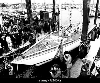 AJAX-NEWS-FOTOS. 10. MAI 1975. GOSPORT, ENGLAND. -NEW MORNING CLOUD YACHT - BEI CAMPER & NICHOLSON WERFT INS LEBEN GERUFEN. FRAU MARY HEATH TAUFTE DEN NEUE 40FT SPARKMAN & STEPHENS-RACER. FOTO: JONATHAN EASTLAND/AJAX REF: 751005 15 Stockfoto