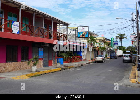 Straßen der Stadt in der kleinen Stadt Quepos, Costa Rica Stockfoto