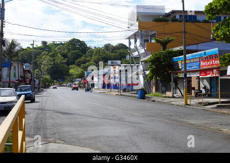 Straßen der Stadt in der kleinen Stadt Quepos, Costa Rica Stockfoto