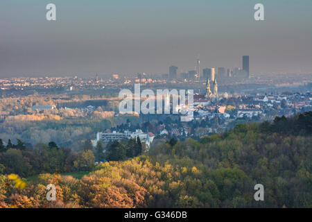 Kloster Klosterneuburg und Wien IZD Tower, Donauturm, Vienna International Centre (UN-Gebäude) und DC Tower 1 Stockfoto
