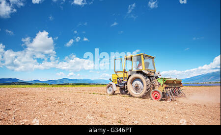 Traktor im Bereich tätig. Zeit der Aussaat. Stockfoto