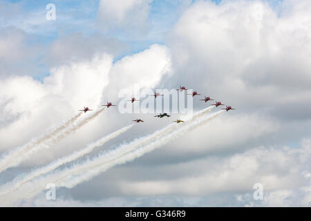 Royal Air Force Red Arrows anzeigen Team in Formation mit einer Hawker Hunter und zwei Folland Gnats bei der RAF Waddington Airshow Stockfoto