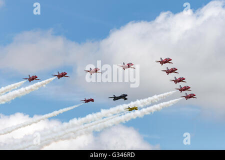 Royal Air Force Red Arrows anzeigen Team in Formation mit einer Hawker Hunter und zwei Folland Gnats bei der RAF Waddington Airshow Stockfoto