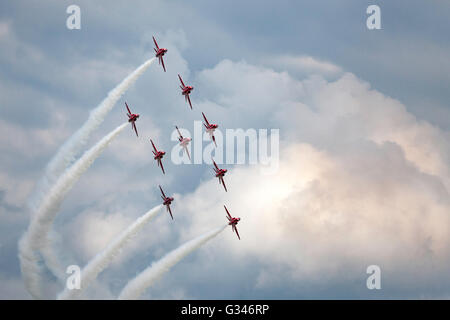 Royal Air Force (RAF) Red Arrows aerobatic anzeigen Team bei der RAF Waddington Airshow durchführen. Stockfoto