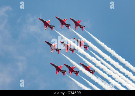 Royal Air Force (RAF) Red Arrows aerobatic anzeigen Team bei der RAF Waddington Airshow durchführen. Stockfoto