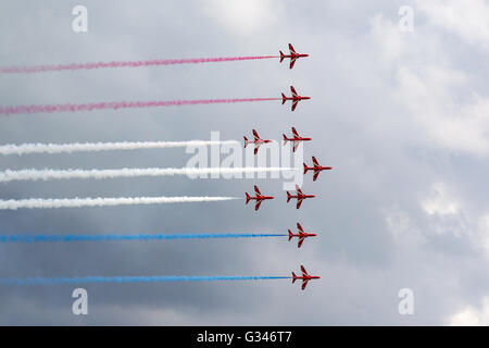 Royal Air Force (RAF) Red Arrows aerobatic anzeigen Team bei der RAF Waddington Airshow durchführen. Stockfoto