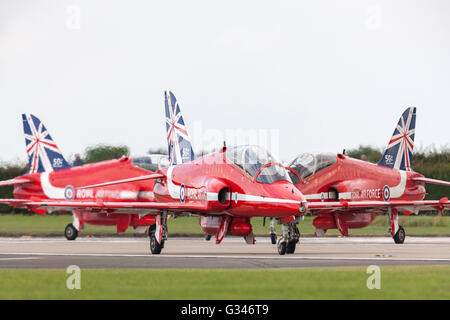 Royal Air Force (RAF) Red Arrows aerobatic anzeigen Team bei der RAF Waddington Airshow durchführen. Stockfoto