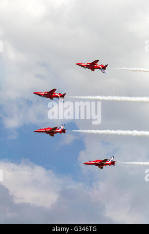 Royal Air Force (RAF) Red Arrows aerobatic anzeigen Team bei der RAF Waddington Airshow durchführen. Stockfoto