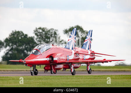 Royal Air Force (RAF) Red Arrows aerobatic anzeigen Team bei der RAF Waddington Airshow durchführen. Stockfoto