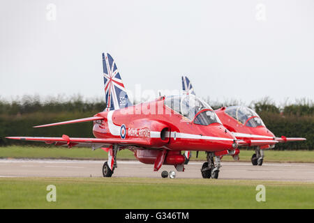 Royal Air Force (RAF) Red Arrows aerobatic anzeigen Team bei der RAF Waddington Airshow durchführen. Stockfoto