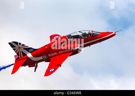 Royal Air Force (RAF) Red Arrows aerobatic anzeigen Team bei der RAF Waddington Airshow durchführen. Stockfoto