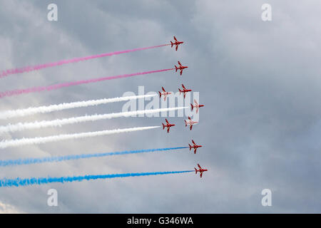 Royal Air Force (RAF) Red Arrows aerobatic anzeigen Team bei der RAF Waddington Airshow durchführen. Stockfoto