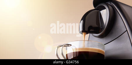 Espresso-Maschine Kaffee in einem Glas Tasse und Beige Farbverlauf Hintergrund. Niedrigen Niveau, Panoramablick Stockfoto