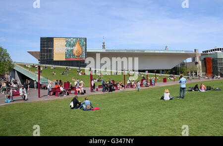 Amsterdamer Stedelijk Museum für moderne & zeitgenössische Kunst & Design. Neuer Anhang gesehen vom Museumplein, Menschen Picknicken im Sommer Stockfoto