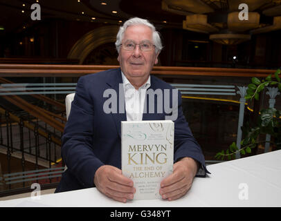 Mervyn Allister King, Baron King of Lothbury, ehemaliger Gouverneur der Bank of England Signierstunde an Bord der Queen Elizabeth Stockfoto