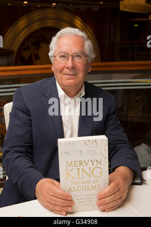 Mervyn Allister King, Baron King of Lothbury, ehemaliger Gouverneur der Bank of England Signierstunde an Bord der Queen Elizabeth Stockfoto