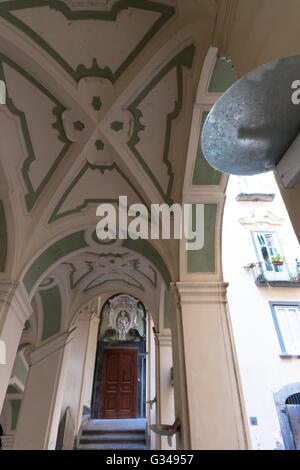 Die Palazzo Dello Spagnolo ist ein Rokoko oder spät-Barock-Stil Palast im Zentrum von Neapel Stockfoto