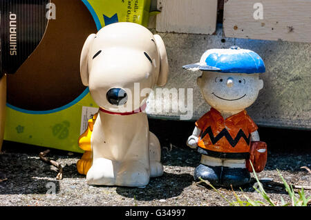 Snoopy und Charlie Brown Porzellan Figuren aus der Peanuts Comic-Welt von Charles Schultz für Gartendekoration Stockfoto