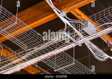 Korb Stil Kabeltrassen für Sprach- und Daten-Kabel Stockfoto