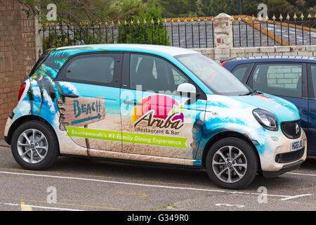 Smart Forfour Passion Car Advertising Aruba Restaurant & Bar in Bournemouth, Dorset, Großbritannien im Juni Stockfoto