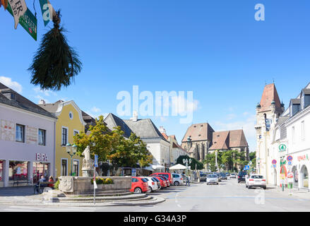 Hauptplatz mit der Wehrturm und Springbrunnen und Zeichen eines Weines bar (Heuriger), Österreich, Niederösterreich, NÖ, W Stockfoto