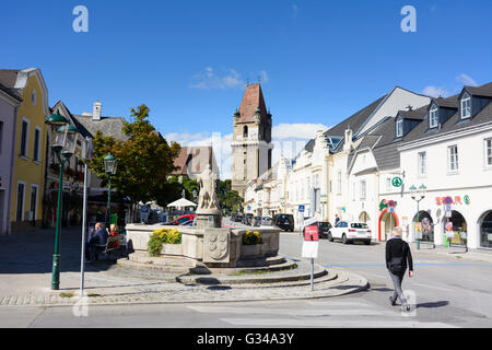 Hauptplatz mit der Kirche St. Martin, der Wehrturm und einem Brunnen, Österreich, Niederösterreich, Niederösterreich, Wienerwa Stockfoto