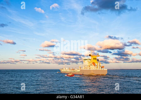 Lotsenboot Manöver neben Tanker Schiff am Meer. Stockfoto