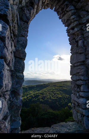 Naturpark Sparbach: Blick durch die Fenster der Burgruine Johannstein, Wienerwald, Österreich, Niederösterreich, NÖ, W Stockfoto