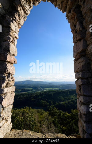 Naturpark Sparbach: Blick durch die Fenster der Burgruine Johannstein, Wienerwald, Österreich, Niederösterreich, NÖ, W Stockfoto