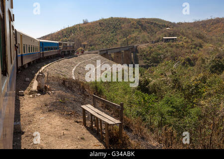 Burmesische Landschaft und Brücke System aus dem alten britischen Eisenbahn Zug in Myanmar, Burma, Birma, Südasien, Asien Stockfoto