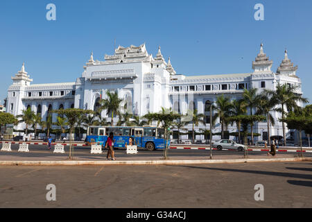 Busbahnhof und koloniale Gebäude (Rathaus), Rangun, Yangon, Myanmar, Burma, Birma, Südasien, Asien Stockfoto