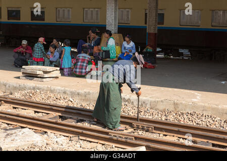 Kai in Yangon-Station mit alten britischen Schulen in Yangon-Station, Yangon, Yangon, Myanmar, Burma, Birma, Südasien, Asien Stockfoto