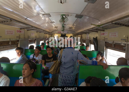 Burmesische Passagiere in normalen Klasse Personenwagen eines alten Briten trainieren in Myanmar / Birma Stockfoto