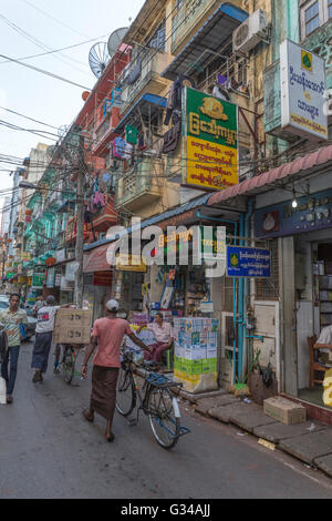 Menschen, Geschäfte und Cafés in einer Straße von Yangon Yangon, Myanmar, Burma, Birma, Südasien, Asien Stockfoto