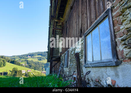 Stubalpe: verfallene Scheune, Bauernhäuser und Kirche in Sankt Johann, Österreich, Steiermark, Steiermark, Südwest-Steiermark, Maria Lan Stockfoto