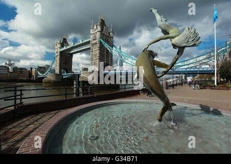 Tower Bridge in London, Blick vom St Katharine Docks Stockfoto