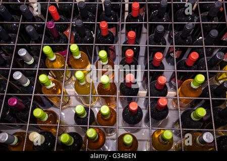 Flaschen Wein in großen Kiste Vigne Surrau Surrau Weinberg, Arzachena, Sardinien, Italien Stockfoto