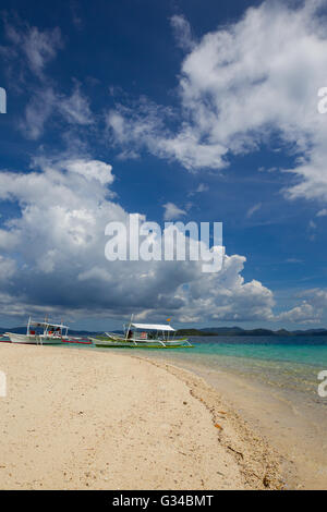 Ruhige Gewässer vor Pass Insel Coron, Palawan, Philippinen Stockfoto