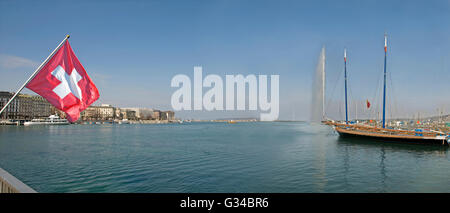 Genf-Hafen am See Léman mit Jet d ' Eau Schiffen und einer Schweizer Flagge, die von der Mont Blanc-Brücke. Stockfoto