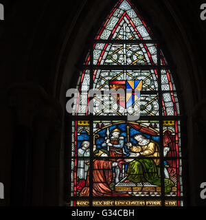 Detail aus einem Glasfenster im Kapitelsaal der mittelalterlichen Kathedrale von Lincoln, England. Stockfoto