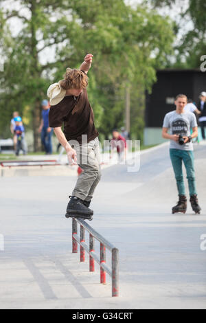 Moskau - 7. Mai 2016: Aggressive Inline-Skating-Wettbewerb AZ Picknick fand im Skate park Sadovniki in Erinnerung an Siffer Andrey Zaytcev, die im Jahr 2012 verstorben Stockfoto