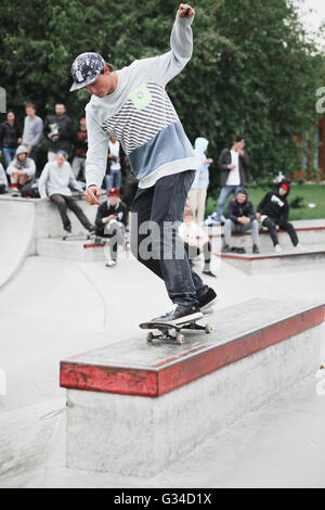 Moskau - 15. Mai 2016: Street Skate Contest von Levi und Traektoriya Boardshop. Skater Reiten konkrete Skate park Sadovniki Stockfoto