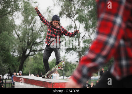 Moskau - 15. Mai 2016: Street Skate Contest von Levi und Traektoriya Boardshop. Skater Reiten konkrete Skate park Sadovniki Stockfoto