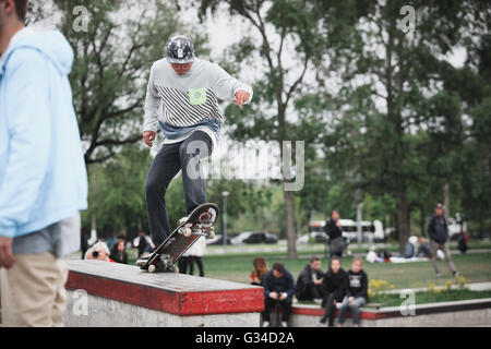 Moskau - 15. Mai 2016: Street Skate Contest von Levi und Traektoriya Boardshop. Skater Reiten konkrete Skate park Sadovniki Stockfoto