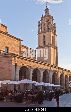 Die gotische Kirche Santa Maria in Los Arcos Spanien, Camino Santiago de Compstela Wallfahrt zu stoppen. Stockfoto