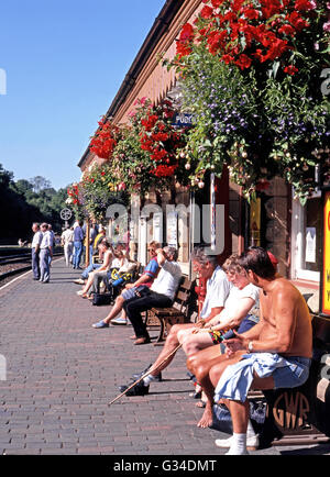 Touristen warten auf der Plattform des Highley Bahnhof Highley, Shropshire, England, Vereinigtes Königreich, West-Europa. Stockfoto