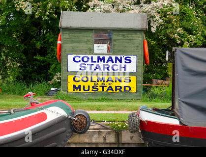 Colmans Emaille Schilder auf eine Canalside Schuppen in Norbury Junction auf der Shropshire Union Canal, Staffordshire, England, UK Stockfoto