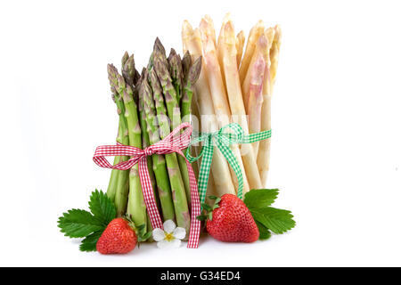 Bündel von grünem und weißem Spargel mit Erdbeeren. Frische gesunde Gemüse auf weißem Hintergrund. Stockfoto