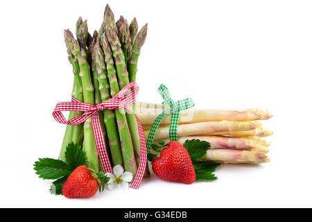 Grünen und weißen Spargel mit Erdbeeren. Frische gesunde Gemüse auf weißem Hintergrund. Stockfoto