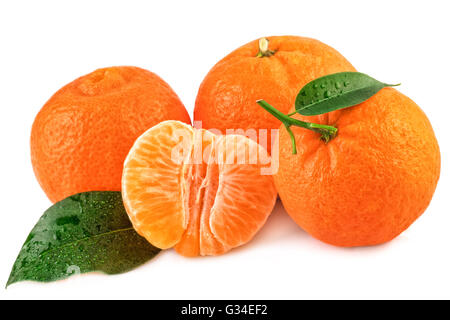 Mandarinen-Bio-Obst mit verlässt isolierten auf weißen Hintergrund. Stockfoto